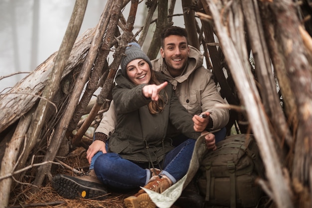 Foto gratuita tiro completo personas felices en refugio