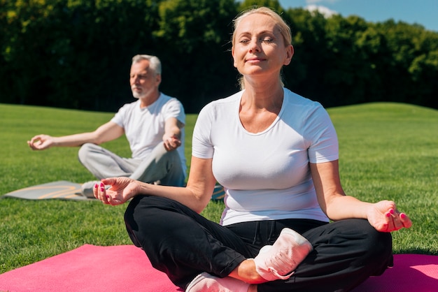 Tiro completo personas meditando sobre colchonetas de yoga