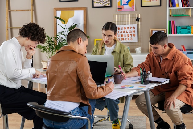 Tiro completo personas trabajando juntas