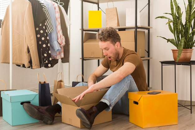 Tiro completo sorprendido hombre con caja