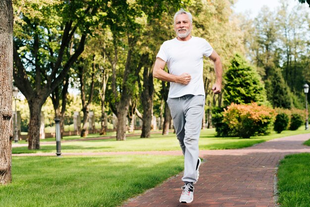 Tiro completo viejo corriendo al aire libre