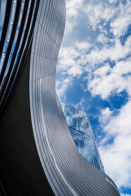 Tiro del detalle de edificios modernos del negocio