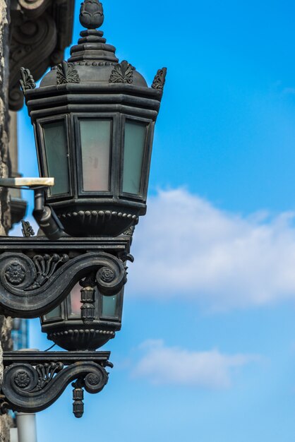 Tiro del detalle de la lámpara antigua de la calle