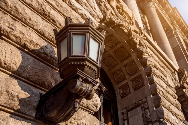 Tiro del detalle de la lámpara antigua de la calle