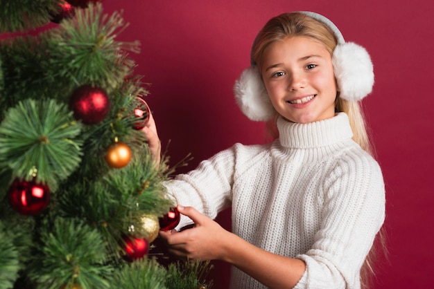 Tiro de estudio de árbol de decoración de niña