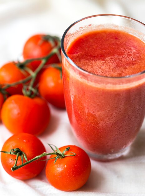Tiro fresco de la macro del jugo de tomate