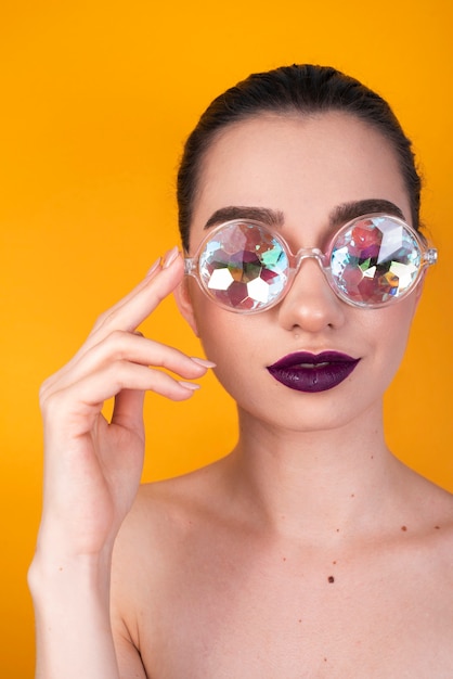 Tiro frontal de mujer con gafas