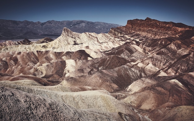 Tiro hermoso paisaje de laderas blancas y marrones en una montaña rocosa durante el día