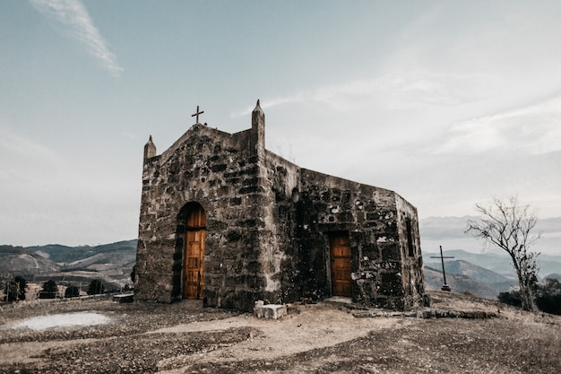 Tiro horizontal de una antigua iglesia pequeña en una montaña