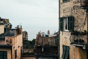 Foto gratuita tiro horizontal de un barrio con apartamentos viejos bajo el cielo azul claro
