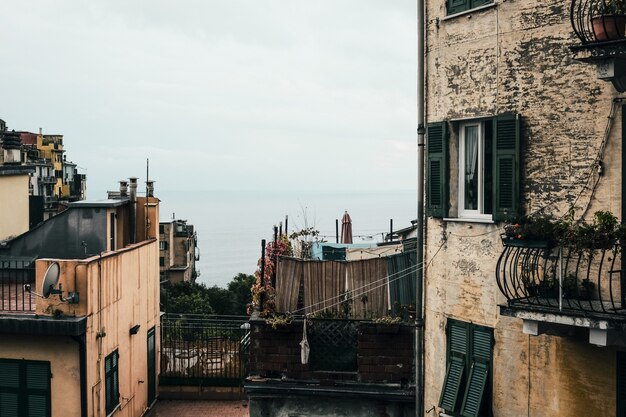 Tiro horizontal de un barrio con apartamentos viejos bajo el cielo azul claro