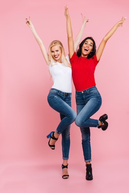 Tiro integral de hermosas mujeres de pie aislado y mirando la cámara