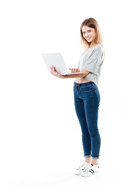 Tiro integral de mujer usando una computadora portátil