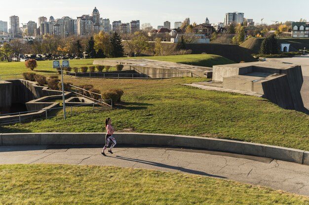 Tiro largo atleta corriendo en el parque