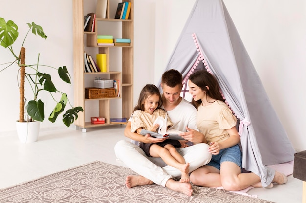 Foto gratuita tiro largo hermosa familia pasar tiempo juntos en casa