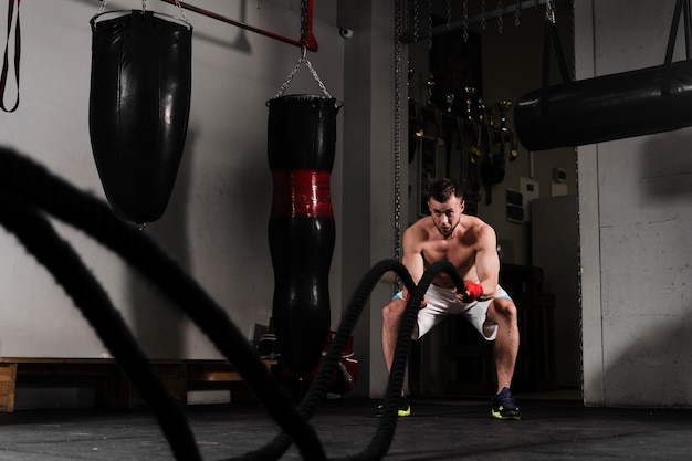 Tiro largo hombre fuerte entrenando duro para la competencia de boxeo