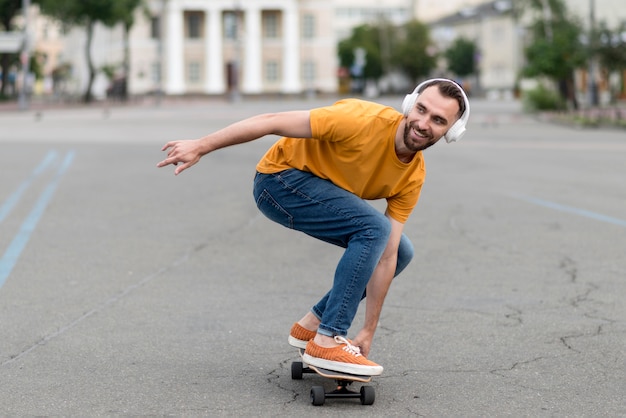 Foto gratuita tiro largo de hombre con patineta