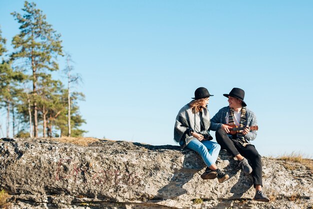 Tiro largo joven pareja al aire libre