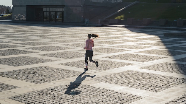 Tiro largo mujer corriendo al aire libre