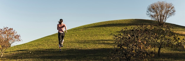 Tiro largo mujer corriendo en el parque