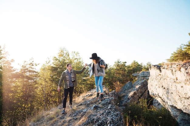 Tiro largo pareja adulta en las montañas