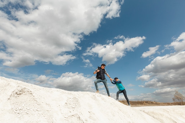 Tiro largo pareja adulta en la naturaleza