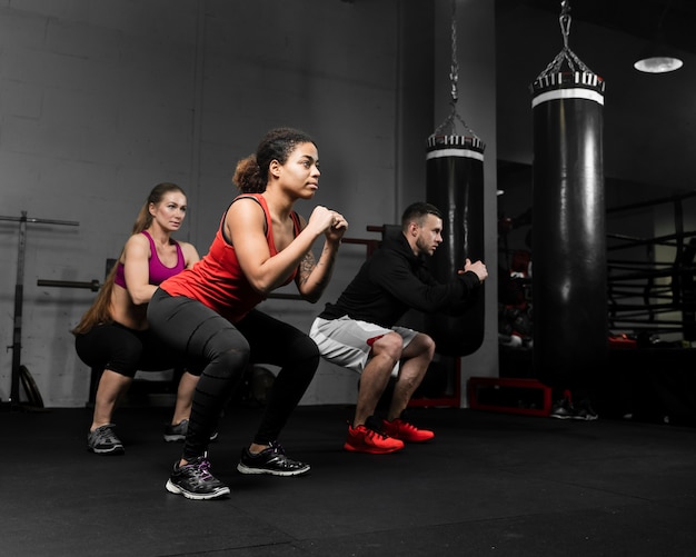 Tiro largo personas atléticas entrenando para la competencia de boxeo