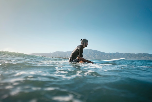 Tiro largo de surfista en el agua