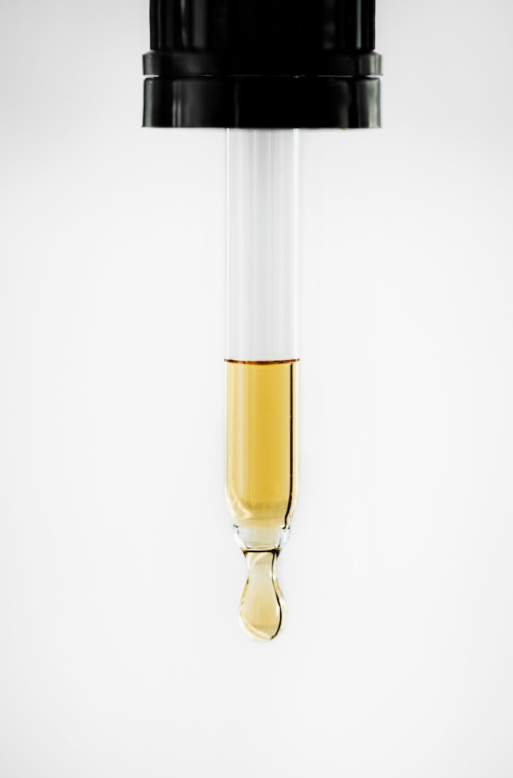 Foto gratuito tiro macro del cuentagotas del aceite esencial