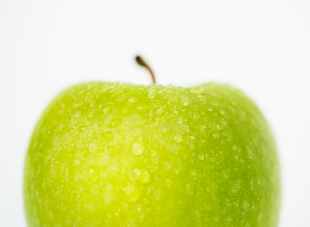 Tiro macro de manzana verde aislado sobre fondo blanco