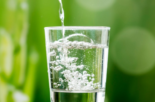 Tiro de macro de verter agua en un vaso