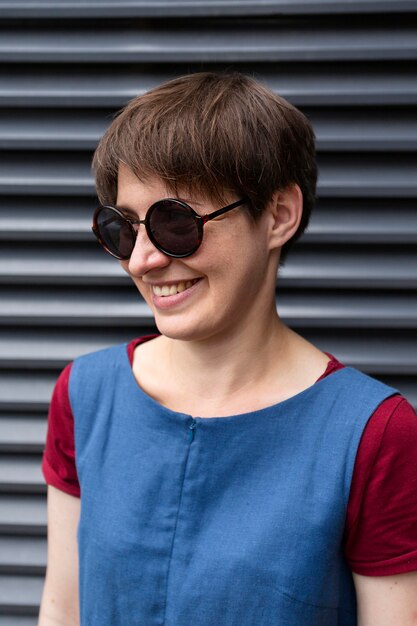 Tiro medio adolescente sonriente con gafas de sol