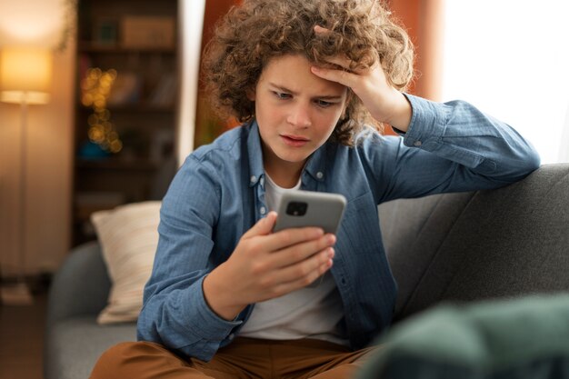 Tiro medio adolescente sufriendo siendo acosado cibernéticamente