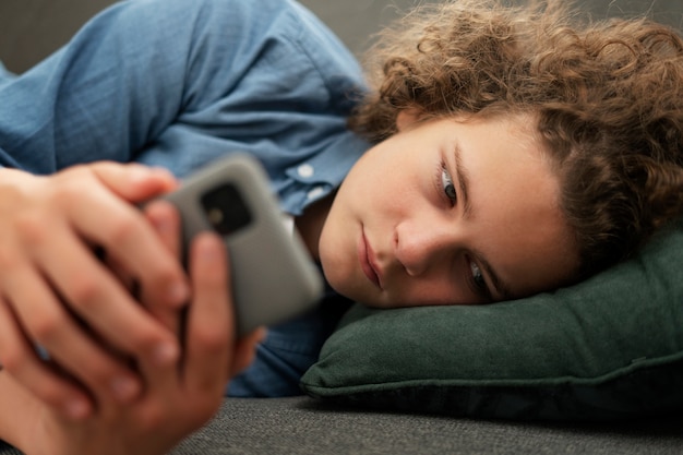 Tiro medio adolescente sufriendo siendo acosado cibernéticamente