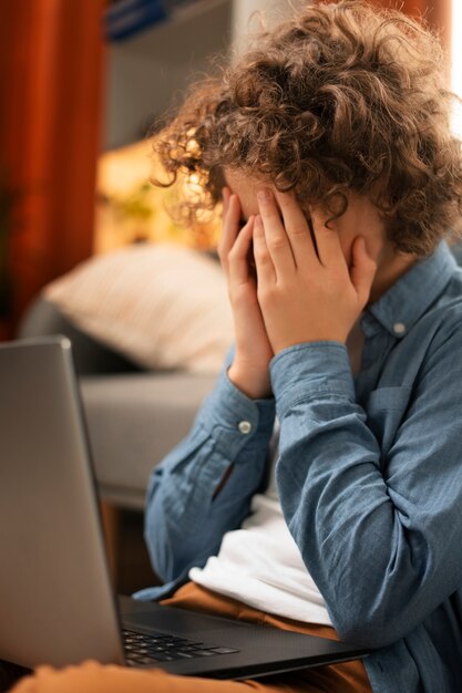 Tiro medio adolescente sufriendo siendo acosado cibernéticamente