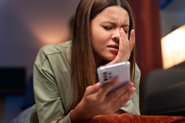 Foto gratuita tiro medio adolescente sufriendo siendo acosado cibernéticamente