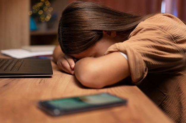 Tiro medio adolescente sufriendo siendo acosado cibernéticamente