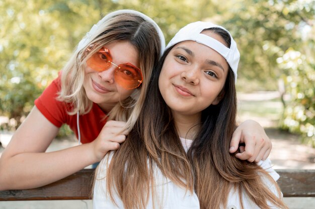 Tiro medio amigas posando