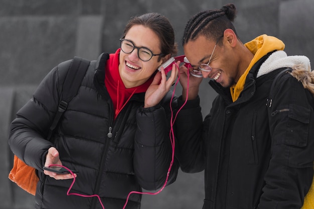 Foto gratuita tiro medio amigos escuchando música juntos