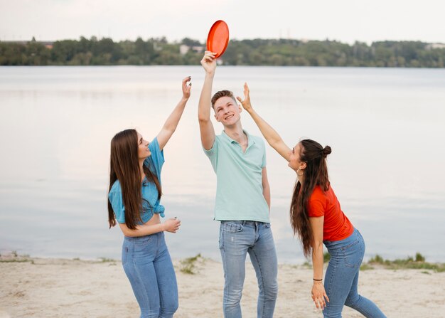 Tiro medio amigos jugando con frisbee