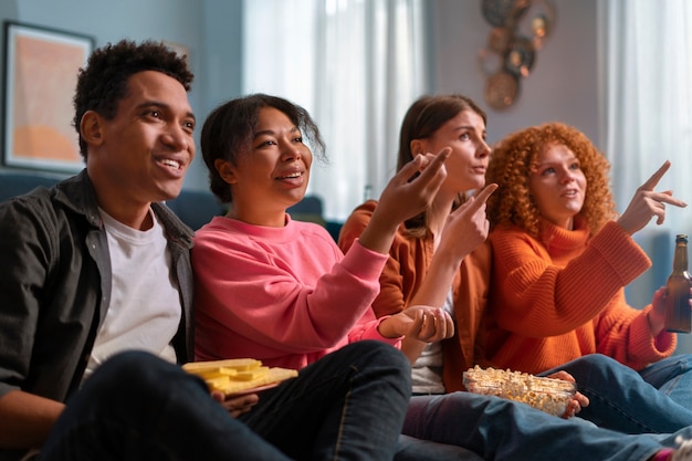 Foto gratuita tiro medio amigos pasando tiempo juntos