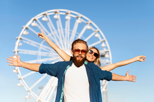 Tiro medio amigos posando en el parque de atracciones