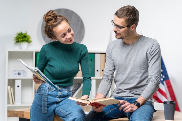 Foto gratuita tiro medio amigos sonrientes con libros