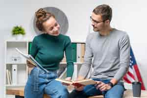 Foto gratuita tiro medio amigos sonrientes con libros