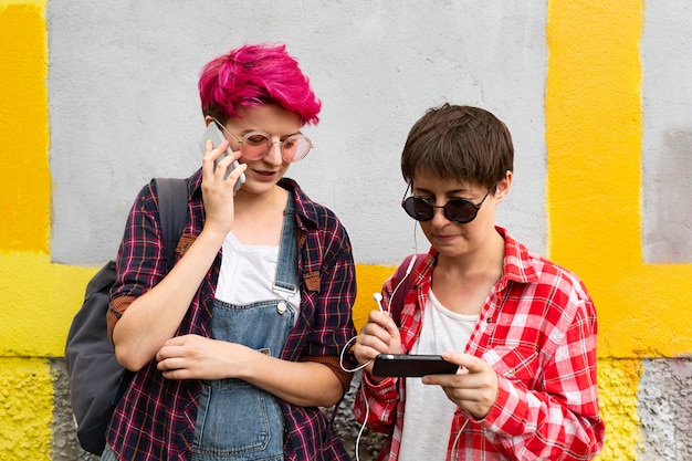 Tiro medio amigos con teléfonos inteligentes