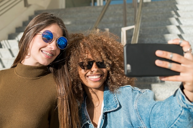 Tiro medio amigos tomando selfie