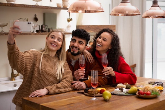 Foto gratuita tiro medio amigos tomando selfie