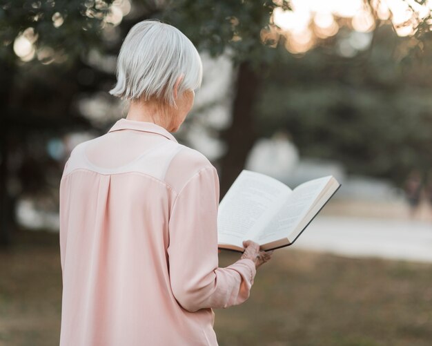 Tiro medio anciana leyendo