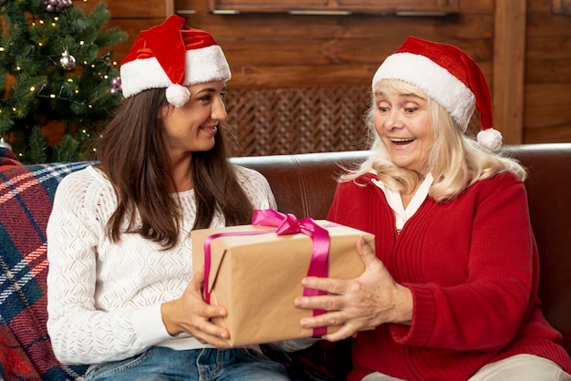 Tiro medio anciana recibiendo un regalo