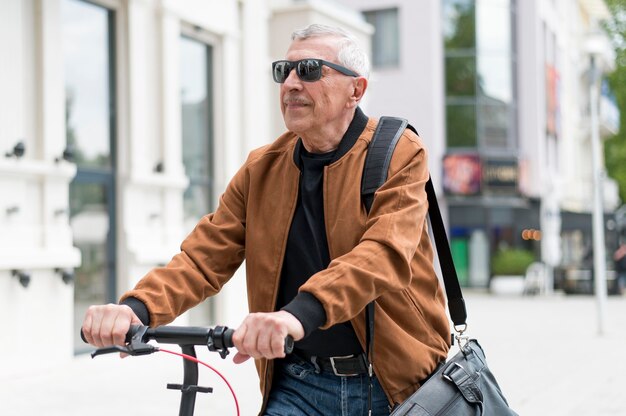 Tiro medio anciano con gafas de sol